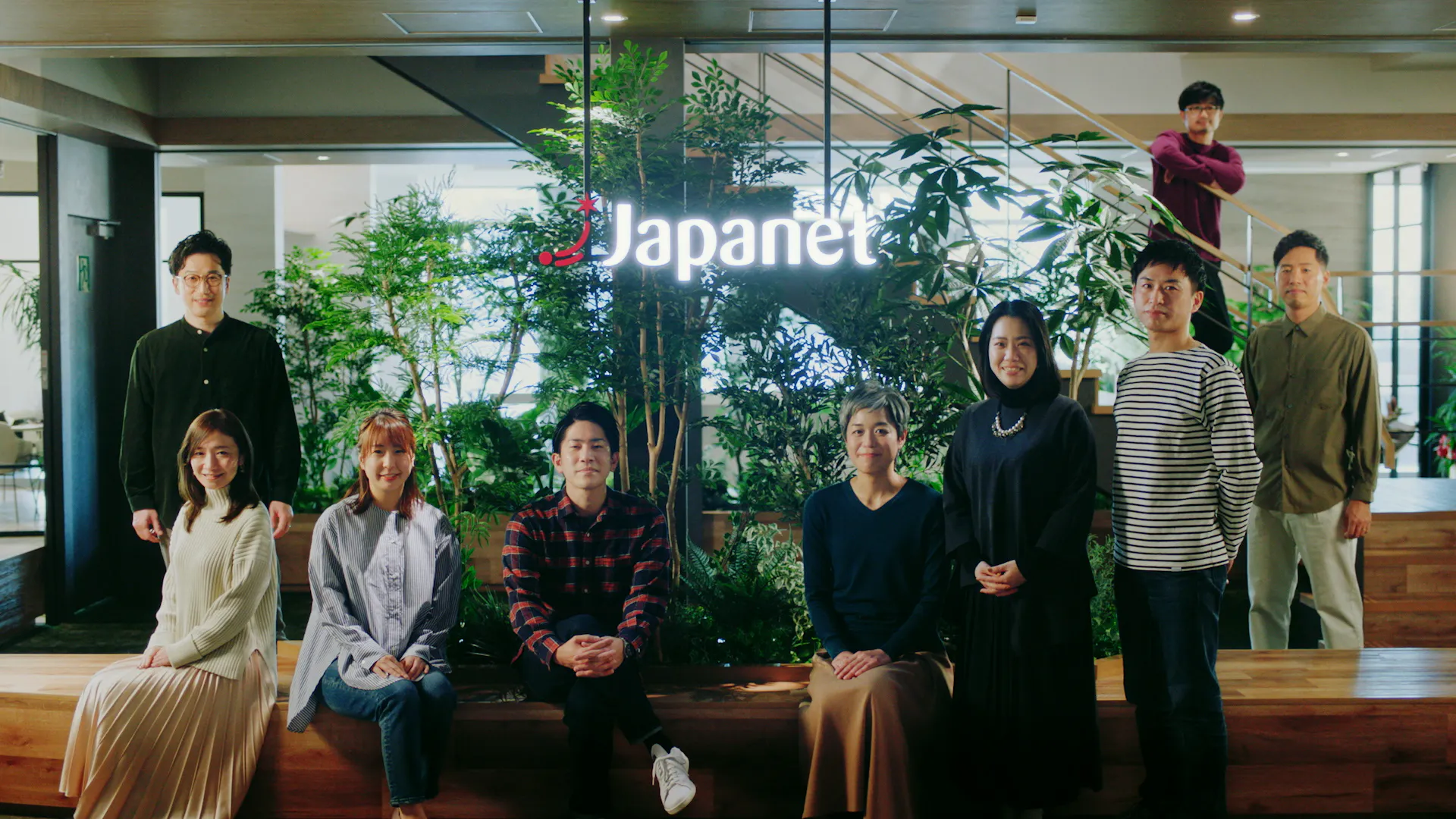 ジャパネットではたくさんの若手社員が活躍中!一方で10年以上など永年勤続賞に輝く社員も多く在籍しており、皆で協力して働いていく風土です。
