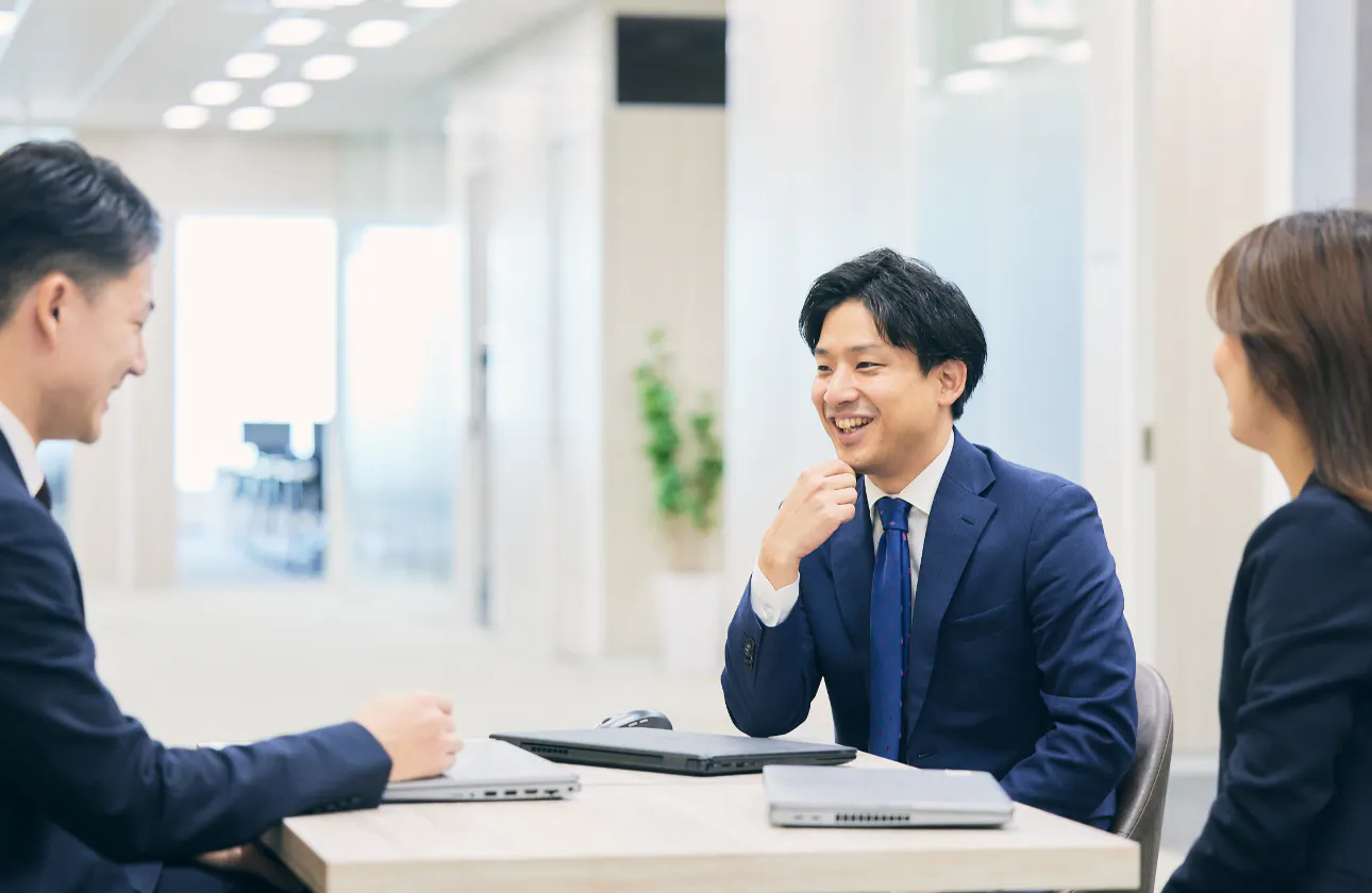 SE、営業、管理・事務スタッフが同じフロアで机を並べて、一体となってお客様に向き合っています。