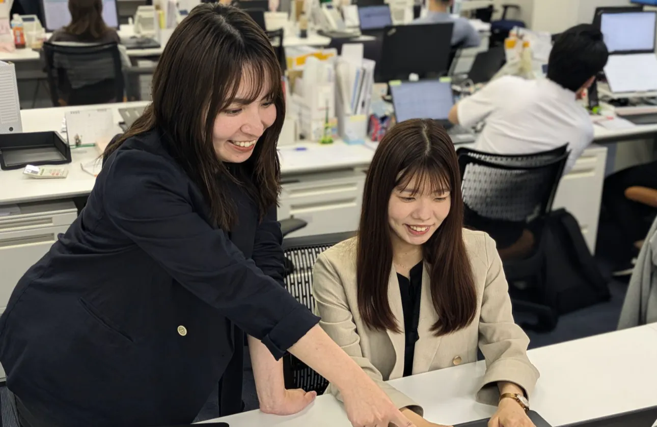 先輩後輩の垣根が低く、
面倒見の良い先輩が多い職場です。
上司も30代なのでコミュニケーションがとりやすいです！