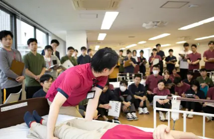 SOMPOケアは、「人間尊重」の考え方を経営理念に掲げ、社員1人1人が尊重され、安心できる環境で働くことにより、ご利用者さま1人1人に合ったサービスの提供を行うことができると考えています。