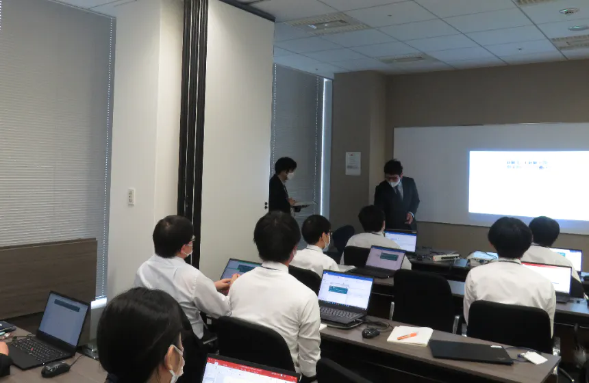 入社後はJavaを使ってのチーム開発など、エンジニアとして必要な基礎力を蓄え、OJTを通して現場で実際に使える応用力を習得していきます。
