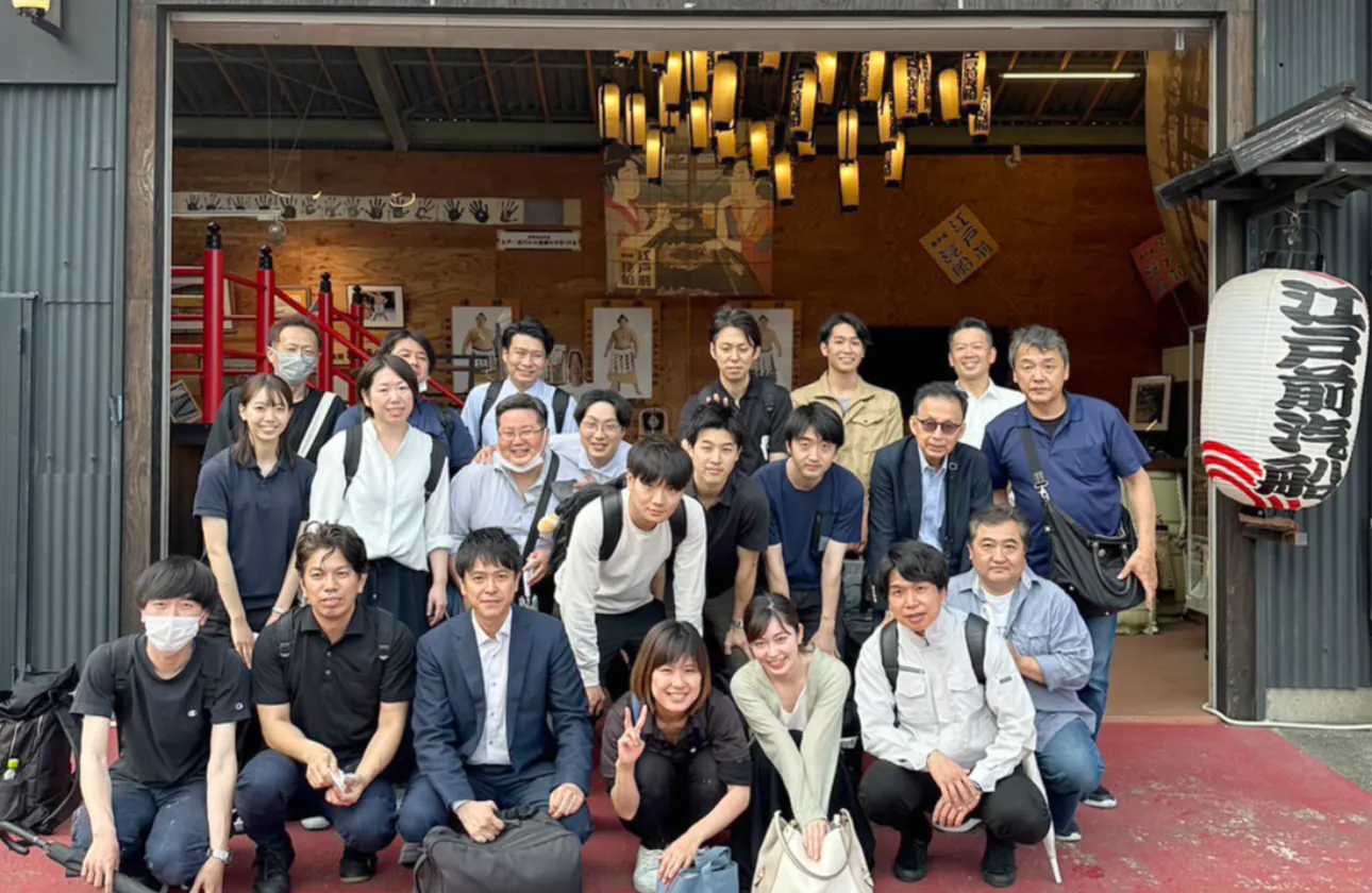 みんな未経験からのスタートなので先輩後輩関係なく気軽に意見の言い合える環境で、会議でも笑いがこぼれたり楽しく仕事をしています。