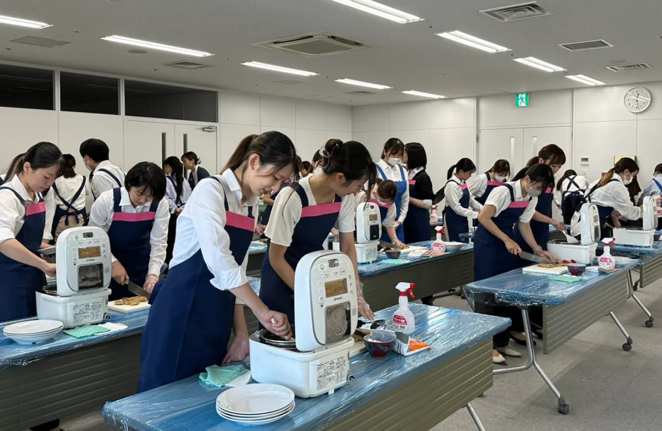 年に3回、本社で研修を行います。座学だけではなく調理実習やグループワークもあるため、和気あいあいとした雰囲気です!