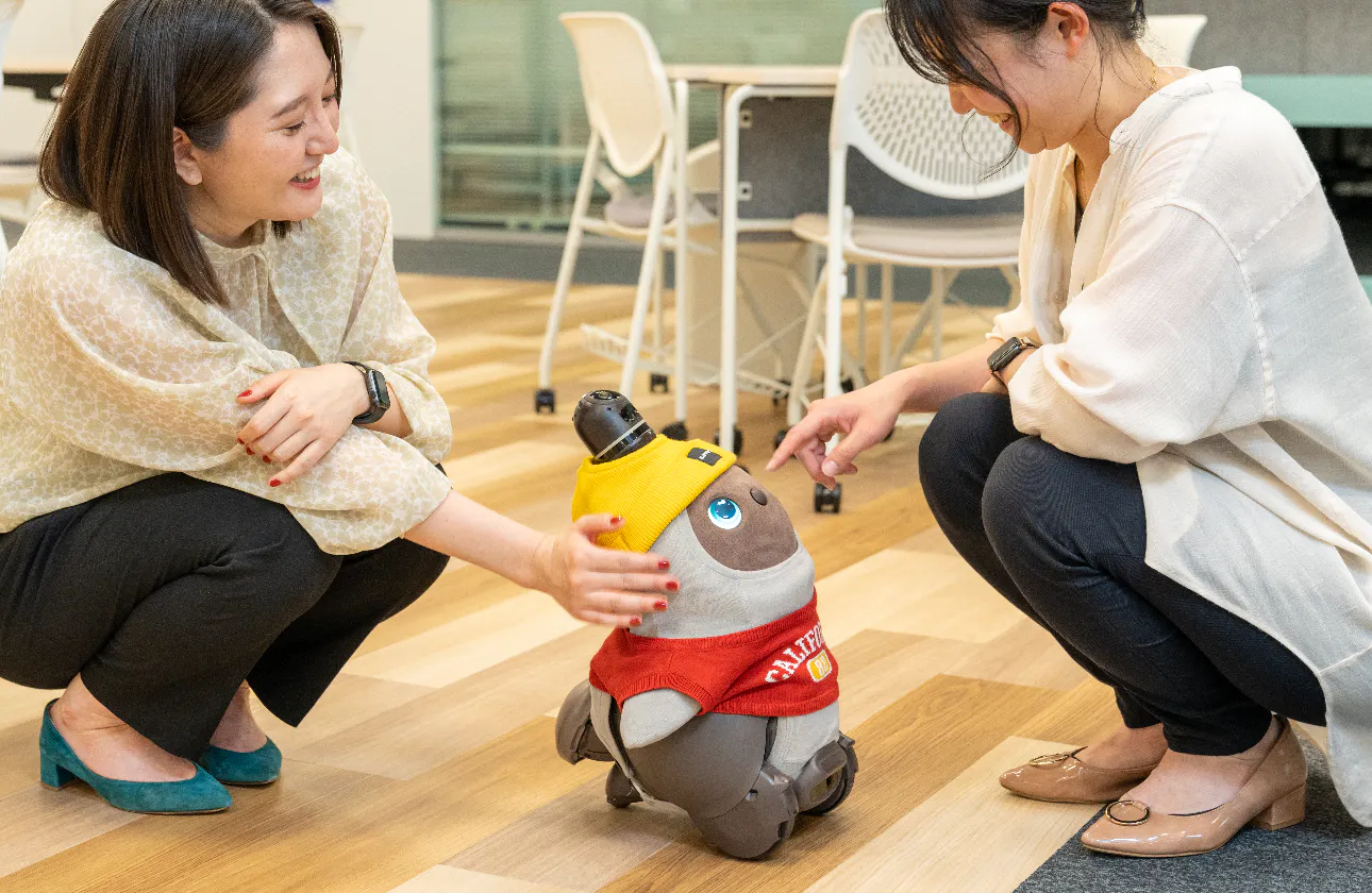 オフィスロボット〈LOVOT〉がオフィス内を歩き回り、癒やしを与えてくれています!