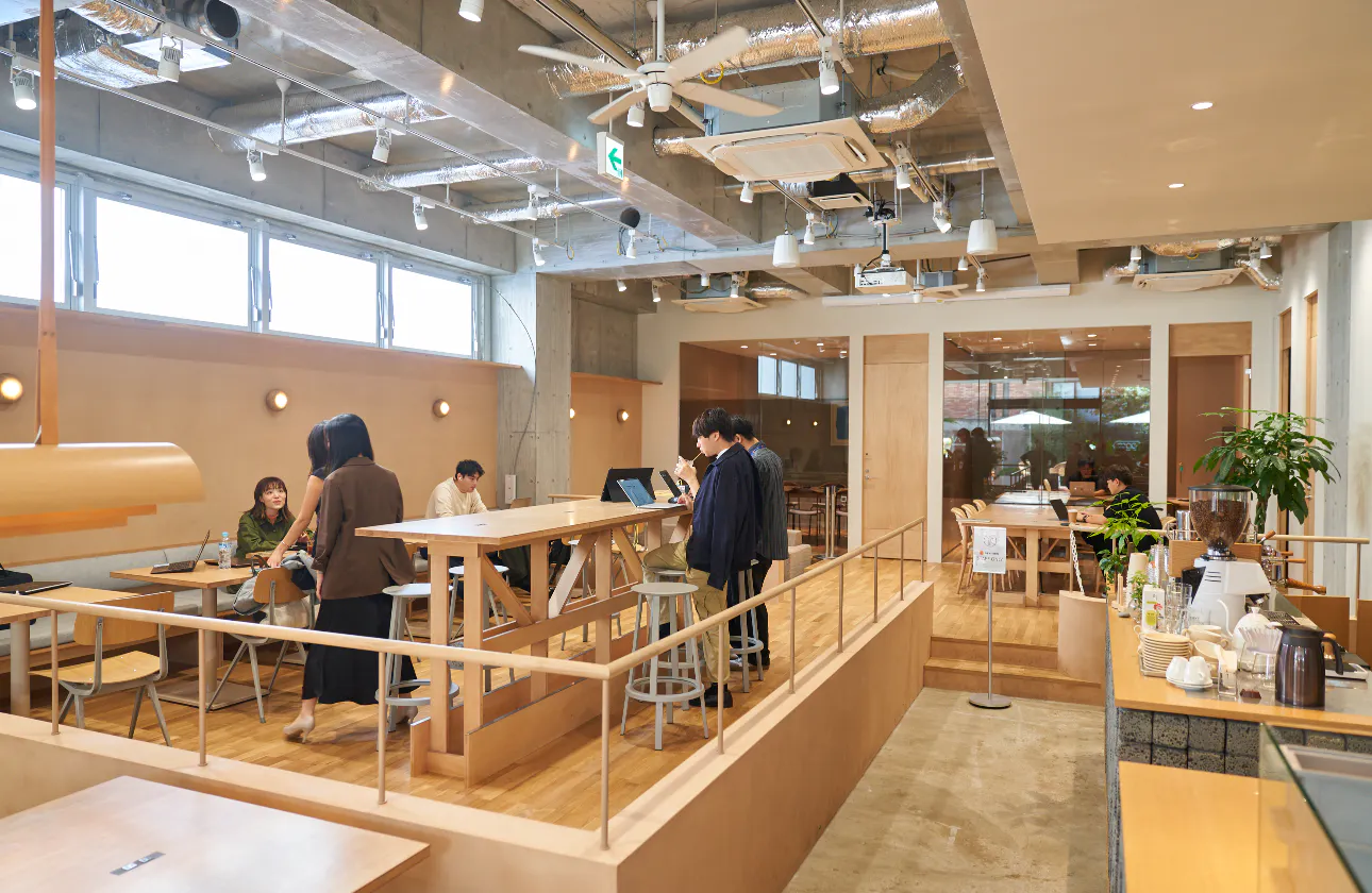 「カフェにあるオフィス」コミュニケーション中心型の最新オフィス
