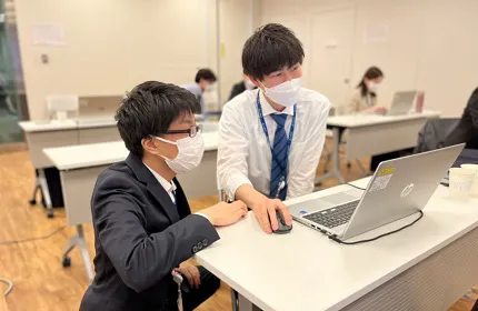 大学の専攻不問、ゼロから教える研修を10年以上継続