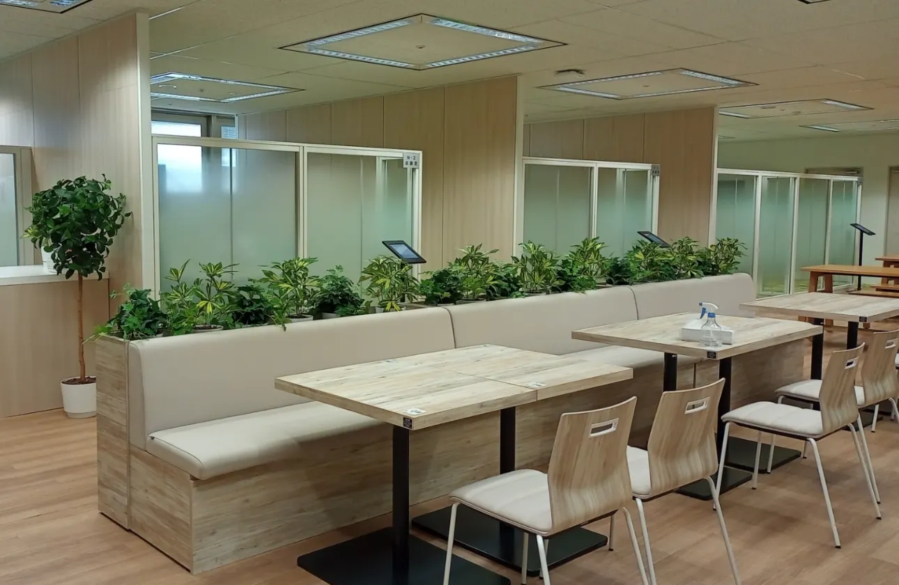 様々な用途で使われ明るく、ゆったりとしたフロアです。
同僚とのランチなど、くつろげる空間です。