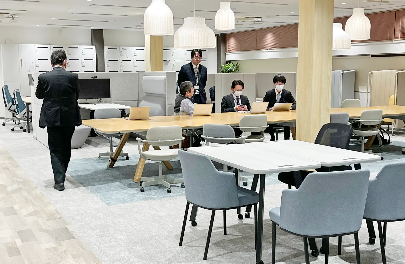 本社1Fフロアはフリーアドレス制となっています。お好きな席で仕事ができるため、自然な会話が生まれやすいのが特長です。