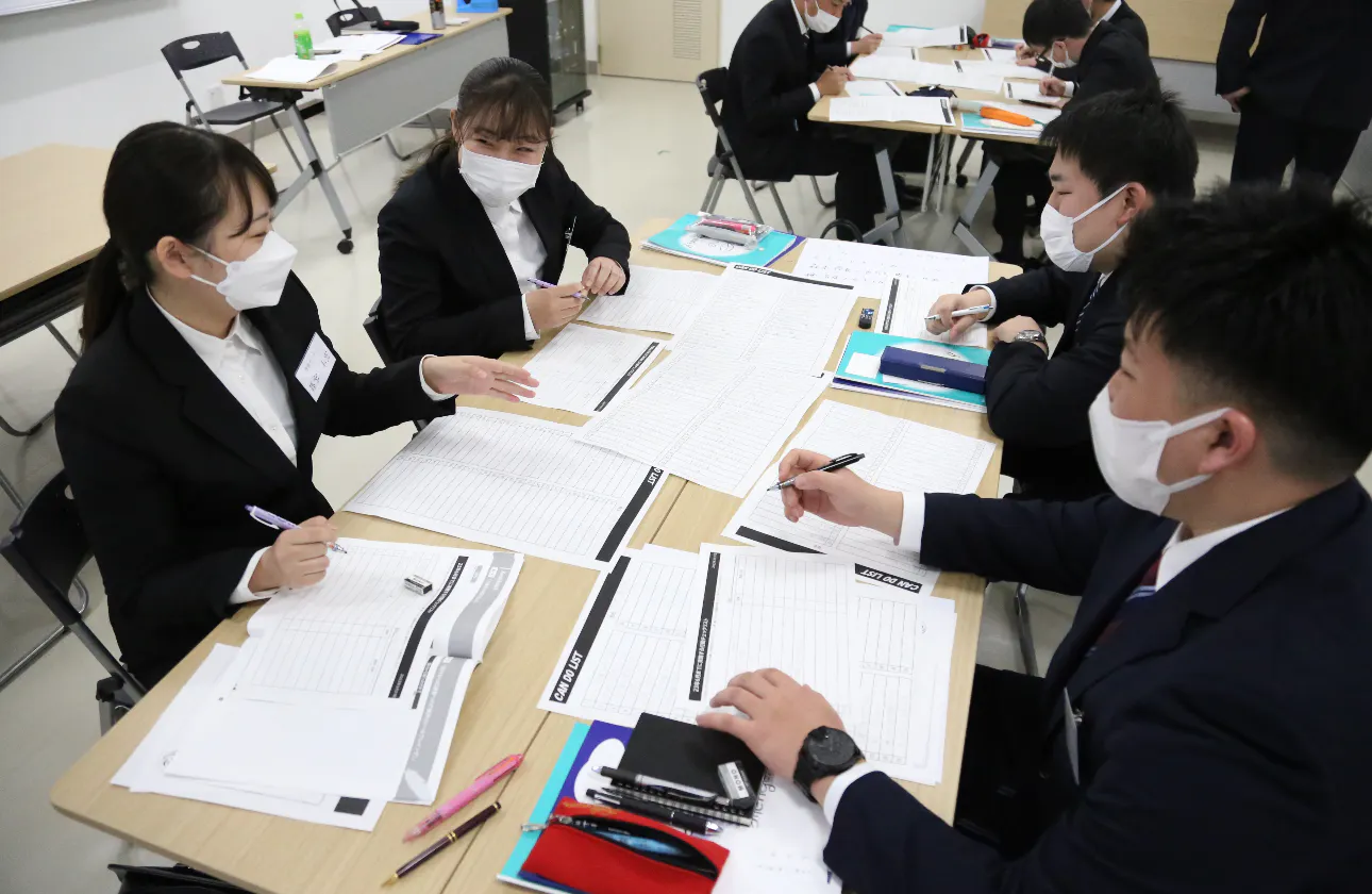 学生時代の専攻は多種多様!また社員が活躍できるよう、
配属先OJT研修・フォローアップ研修・技能教育実習など様々な研修をご用意しています。