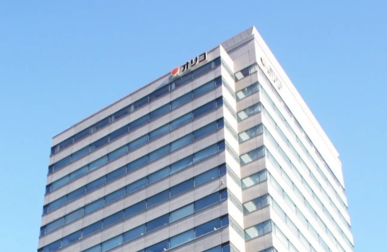 東京都千代田区に本社ビルがございます。21階建て、地下には食堂もございます。