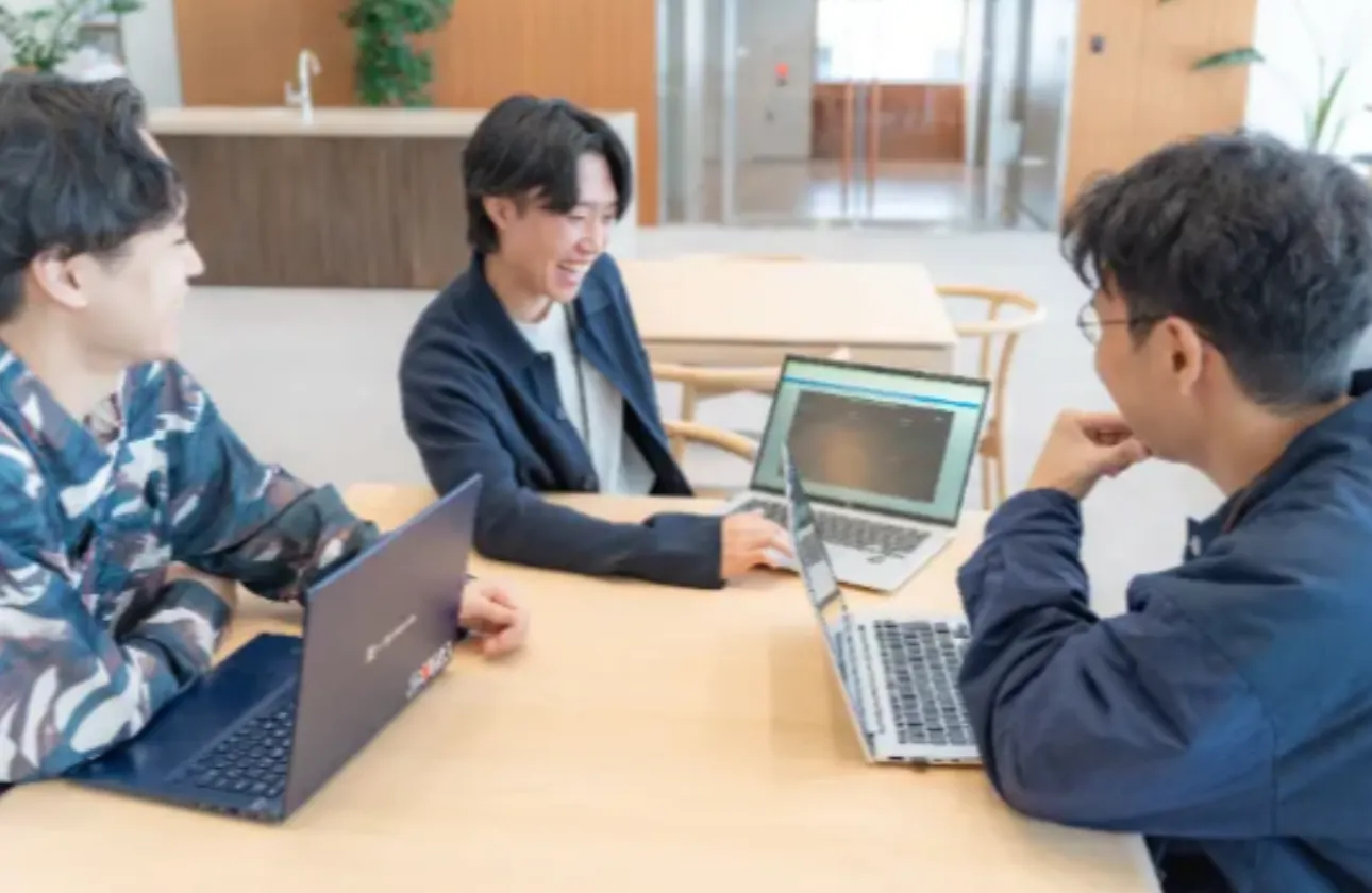 社員同士の仲も良く、最新の技術や学んだこと、関心のあることについて話しています。