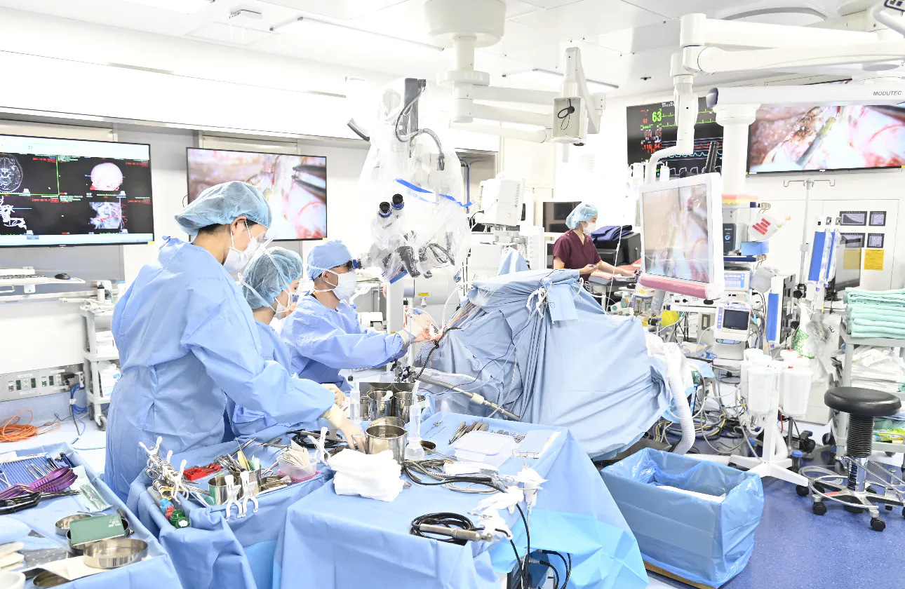 高度な専門手術に対応する、最先端の設備と実績を備えた手術室
