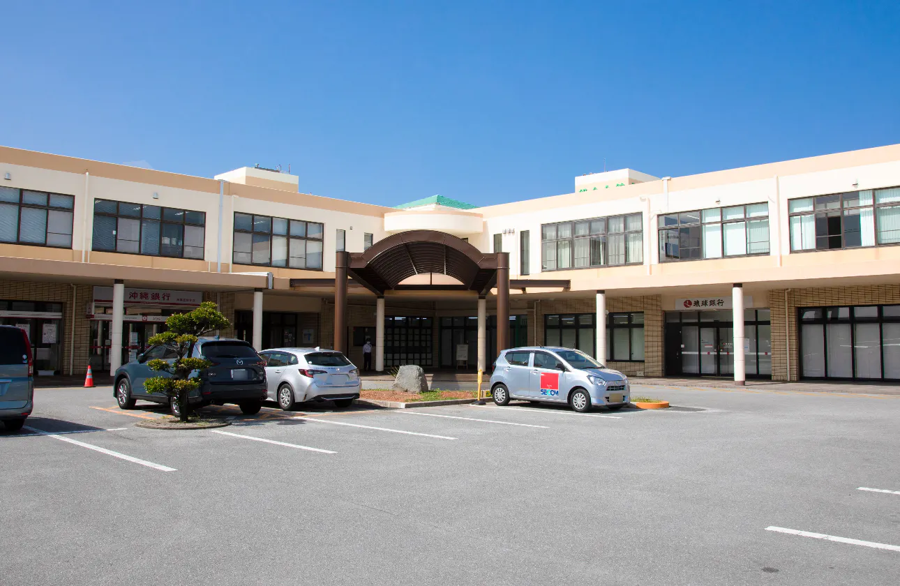 設立当初はフロアの一角からスタートしたような小さな会社でしたが、現在は発展著しい沖縄県浦添市の西海岸エリアに本社を構えています。
