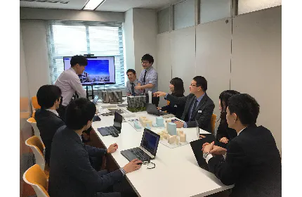 複数の現場社員と経営陣が対談形式で話す「意見交換会」や、業務や職場環境に対する従業員意識調査など、風通しの良い環境を整えています。