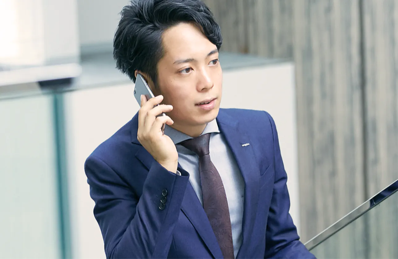 「インテリアを通じて人々の心や暮らしを豊かにしたい」という信念のもと、困難を乗り越えながら、誠実に仕事に向き合うサンゲツの社員たち。
