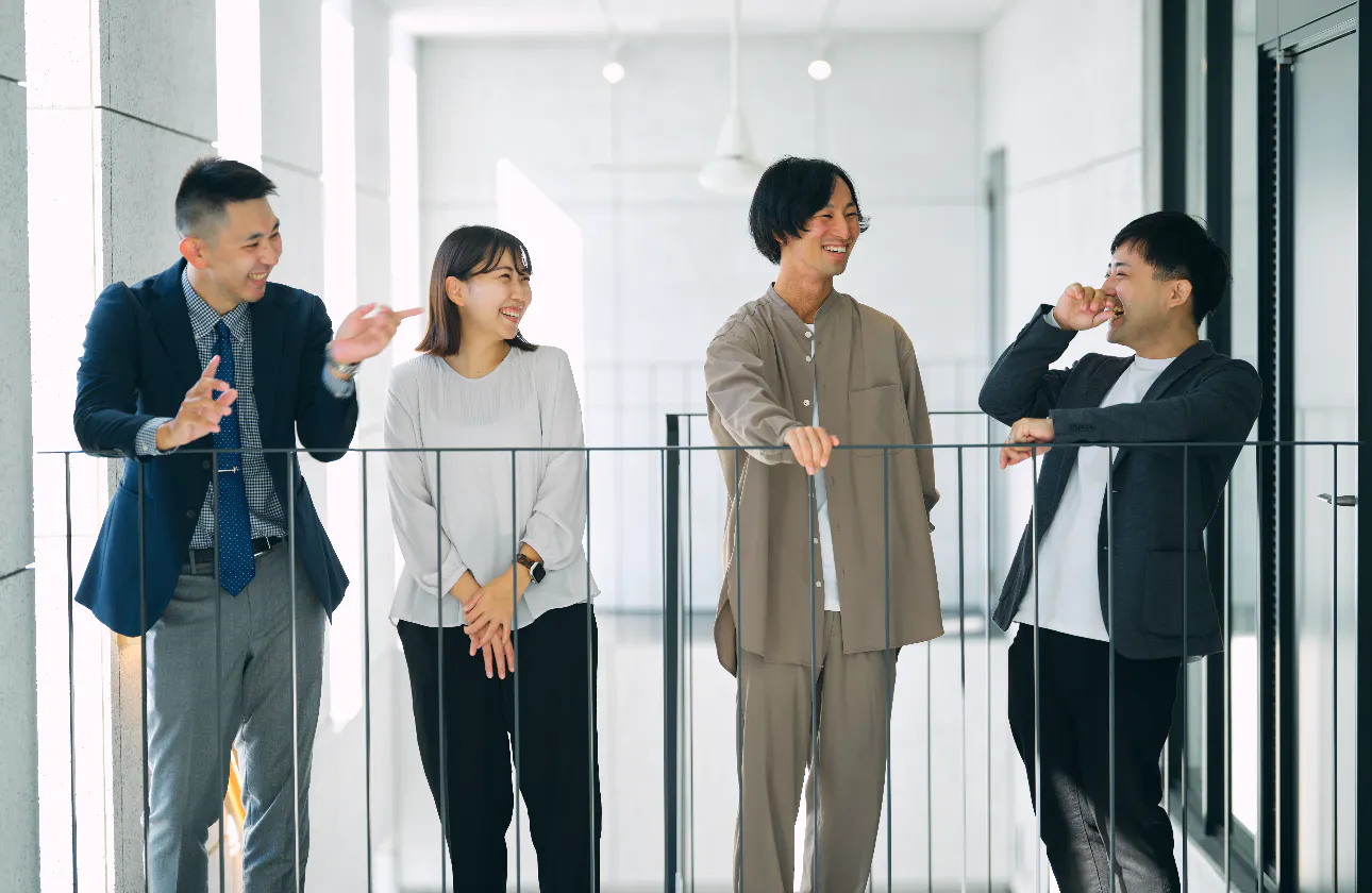 社員それぞれがプロフェッショナル。でも、困ったときは自然と助け合う