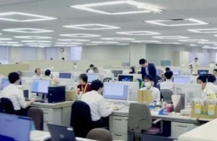 職場の様子です。最近は、テレワークをする人も多いです。