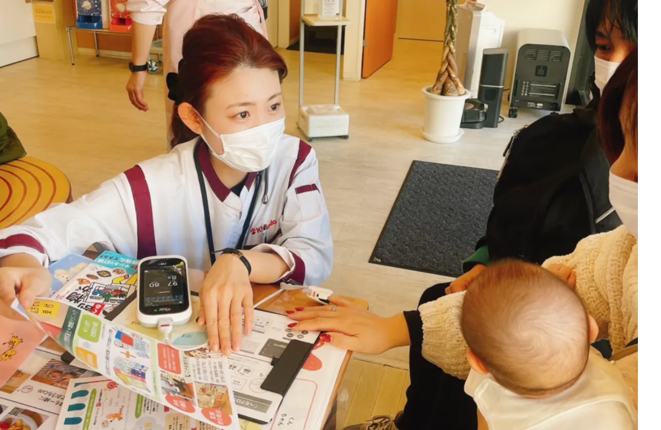 小児科にて、キリン堂管理栄養士が栄養相談の実施をしている様子です。健康相談会は、様々な店舗でも定期的に行っています!