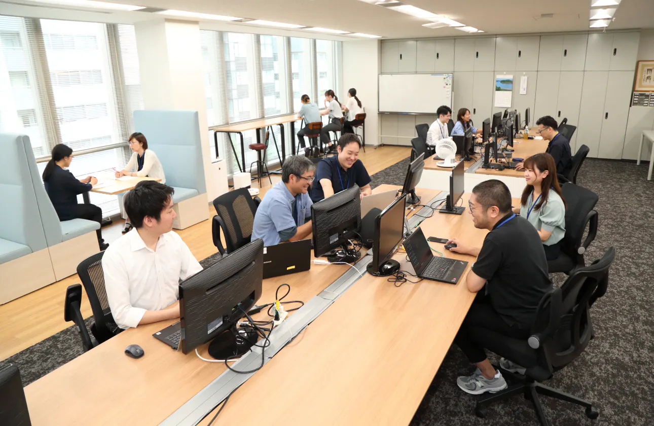 弊社ではフリーアドレスを導入し、業務内容にあった場所で作業を行うことにより生産性向上やコミュニケーション向上に一役買っています。
