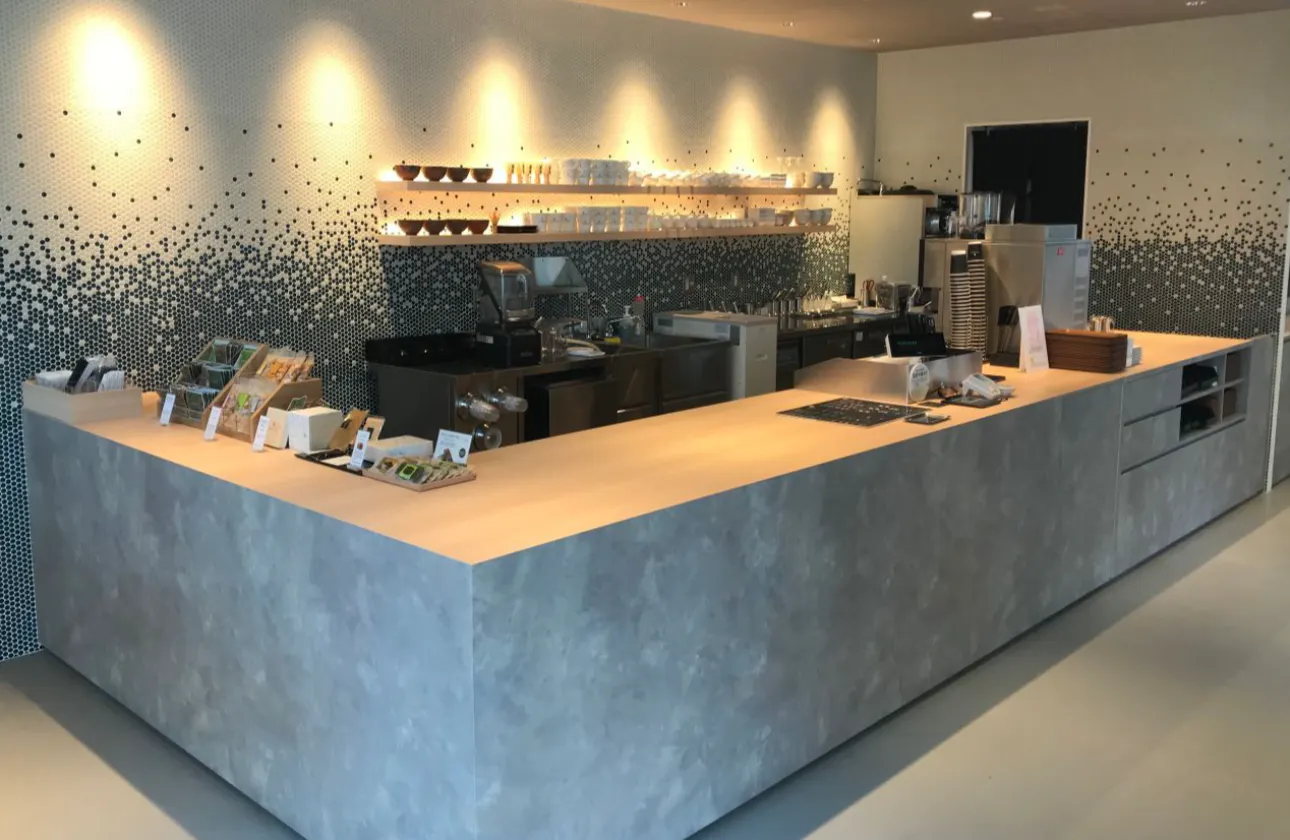 「現代の茶室」をテーマに特徴的なデザインを取り入れ、店舗一つ一つ異なる内装でお客様をお迎えしています。
