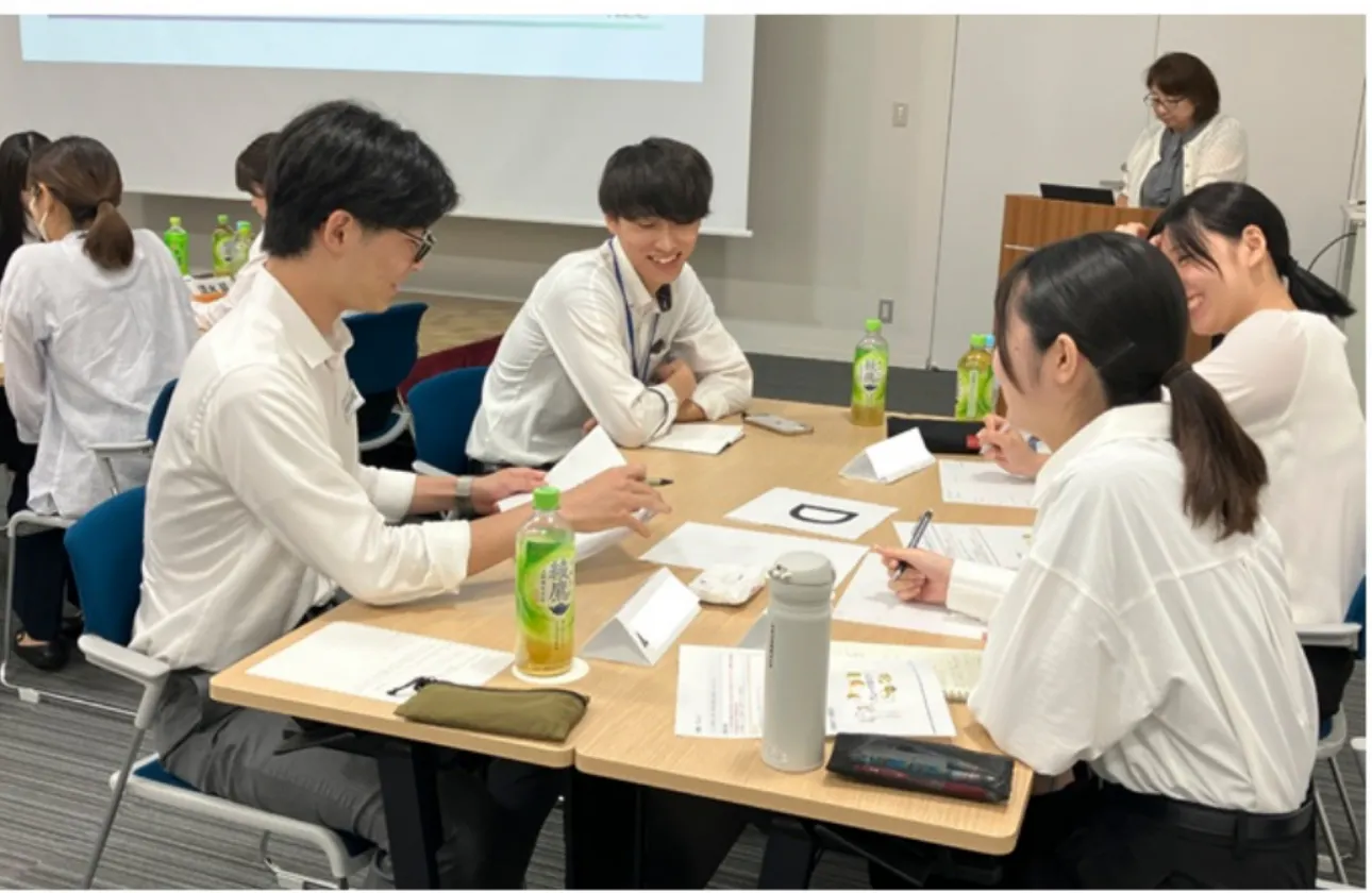 会社やIT業界について知り、SEと営業の仕事も疑似体験、リアルな声が聞ける先輩社員との座談会と色々学べる1Day仕事体験を開催しています。