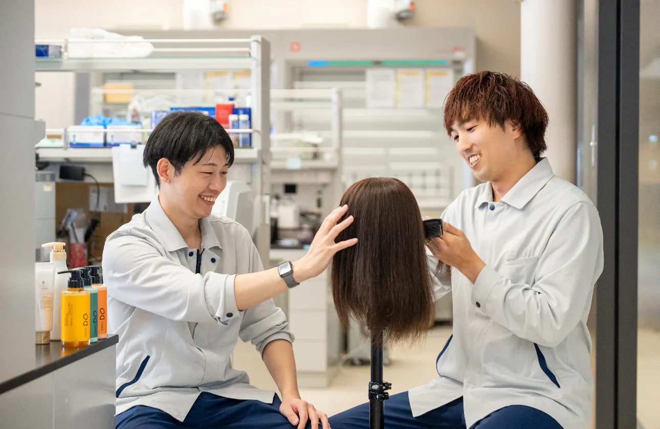 【化粧品研究職②】 処方から香りまで。“美”を支える研究開発の現場