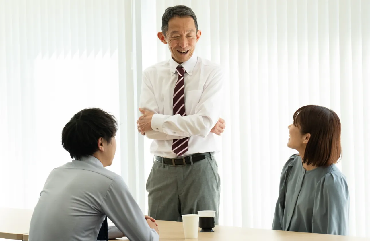 ベテラン・若手社員との距離が近く日々の業務に関する相談はもちろん、プライベートの話題も多く、和やかな雰囲気が職場全体に広がっています。