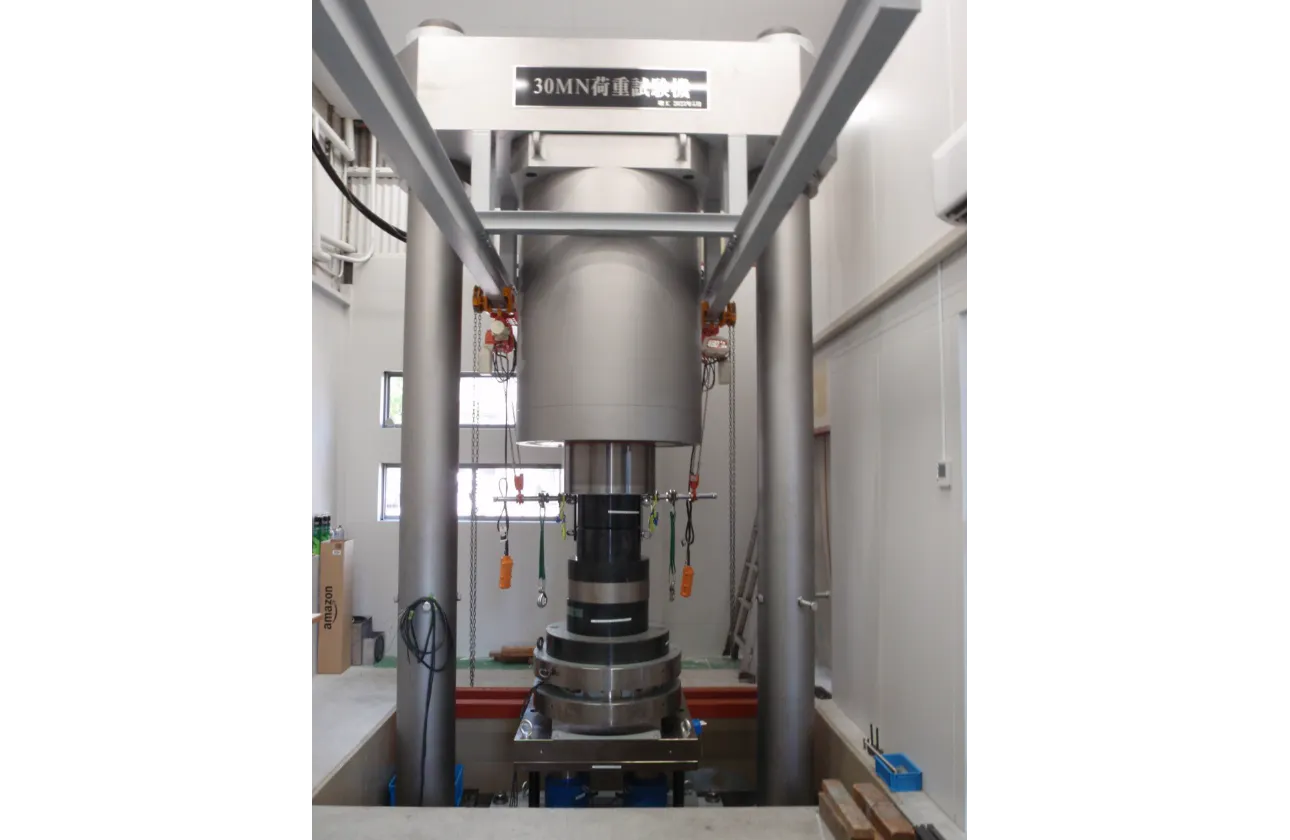 日本最高水準の3000t荷重試験機を自社で開発