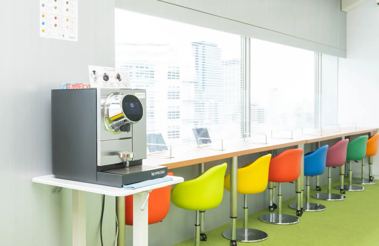 カラフルでポップな休憩スペースがあります。
コーヒーメーカーも用意しています。
