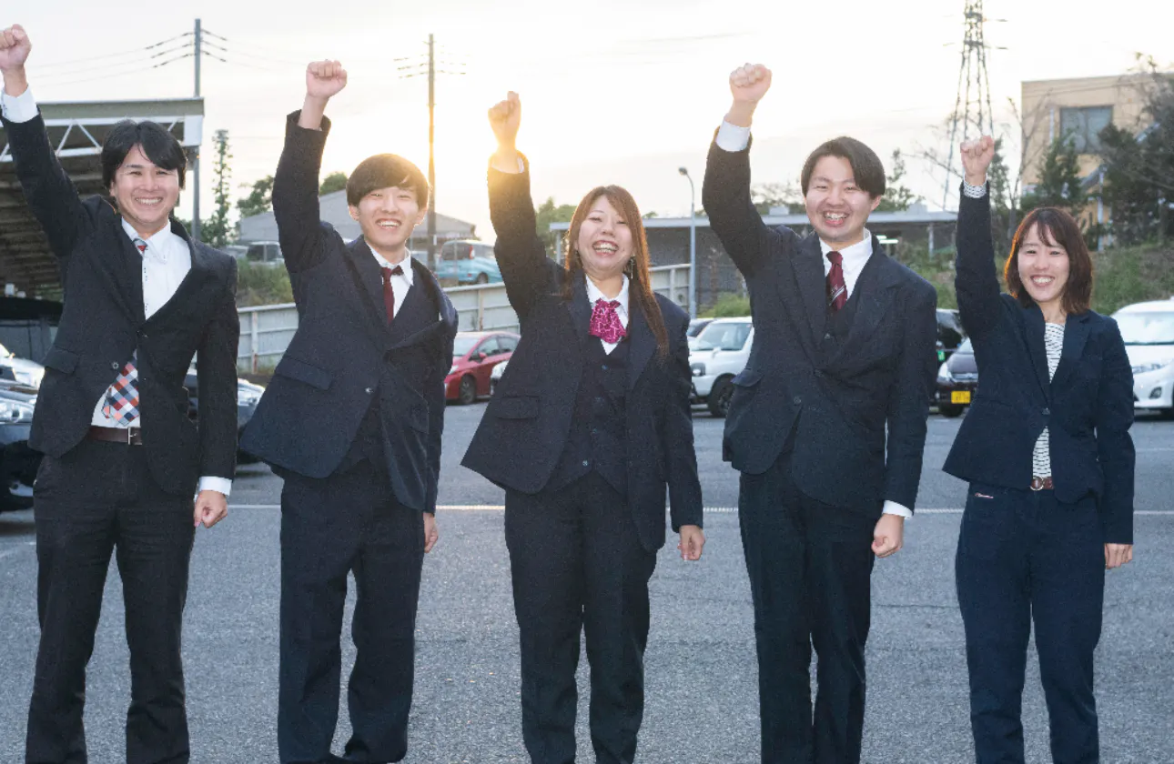「まずはやってみる」が合言葉。失敗を恐れず挑戦する若手が主役です。互いを高め合い、共に成長できる熱い仲間があなたの入社を待っています!