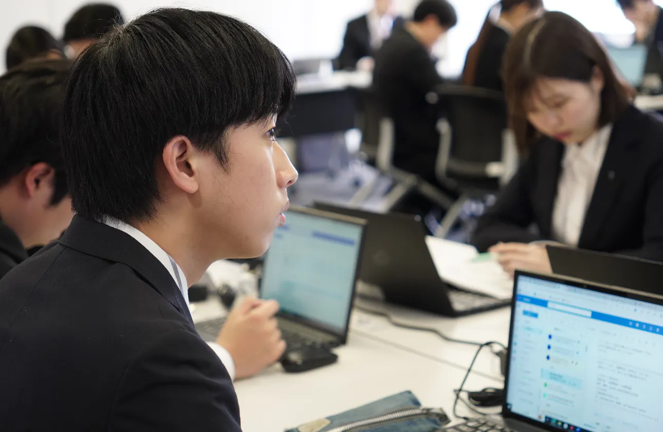 文系出身・プログラム未経験7割!4か月半の研修で安心してIT人材を目指せる。