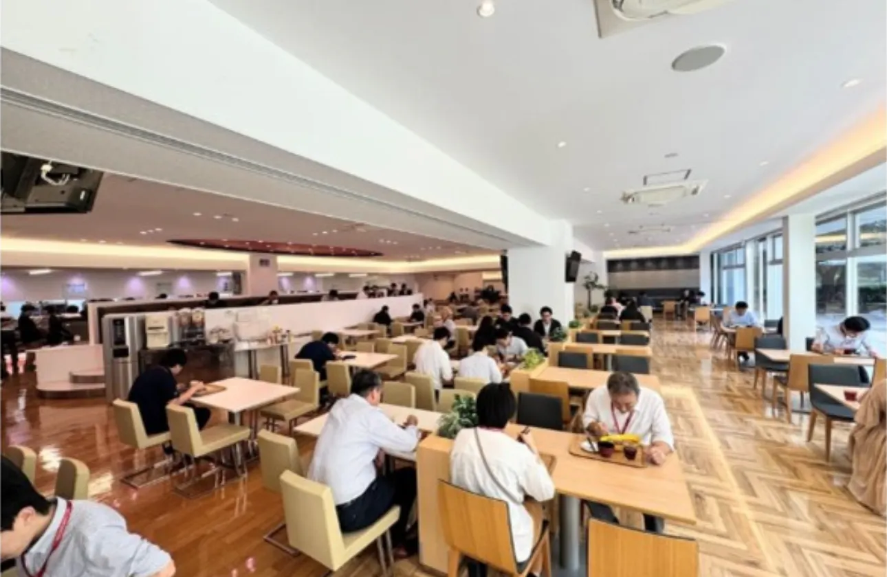 メイン料理 肉・魚、オーダー、グリル丼、カレー、麺類の計10~12種類が毎日提供されています。また、ジュースやコーヒーが無料です!