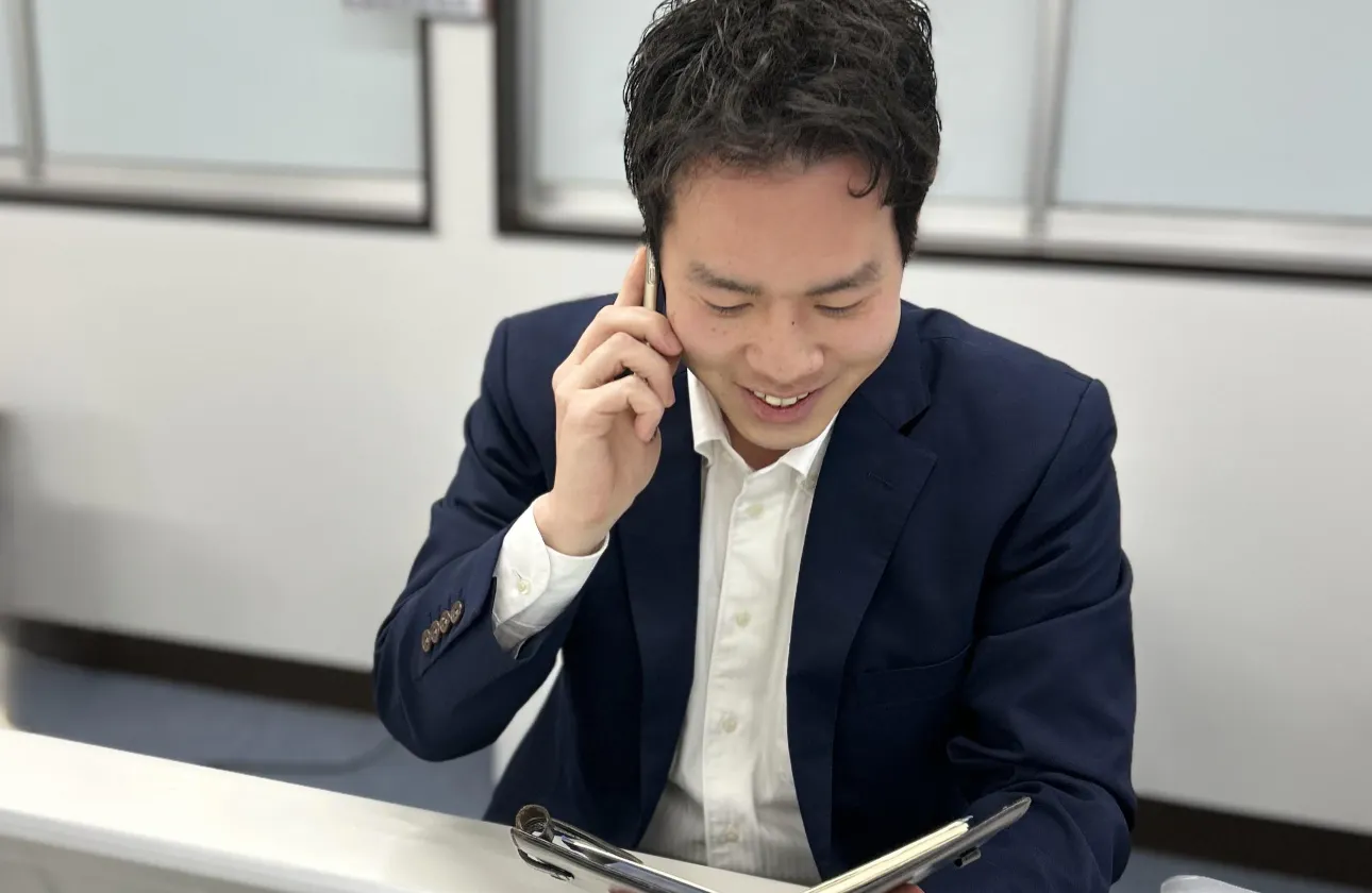 経営者と深く長く関われるのが魅力。
頼れる先輩と作戦を練り、課題解決に挑む日々。
ネコマークの信頼を背に、自信を持って挑戦できます！