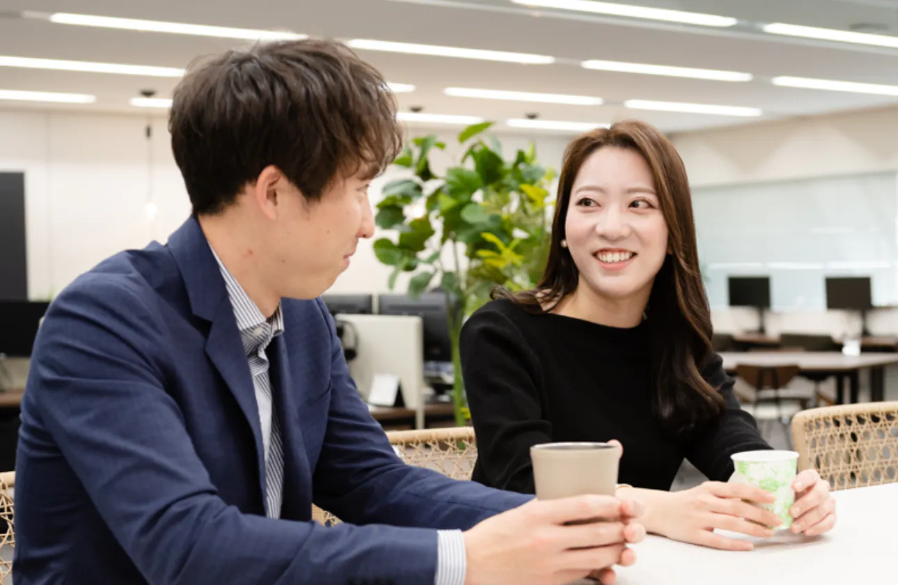 業務がひと段落したら、リフレッシュも欠かさずに。メンバーとのコミュニケーションも活発です。