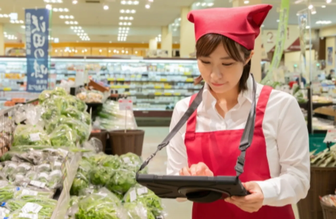 お店にモノが並ぶ。お店でモノが買える。暮らしの当たり前を支えるシステム。