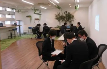 新入社員教育は「社会人教育」＋「専門教育」を3ヶ月間実施。
この研修以降も経験年数や役職などの階層に分けて多くの教育を用意しています。
