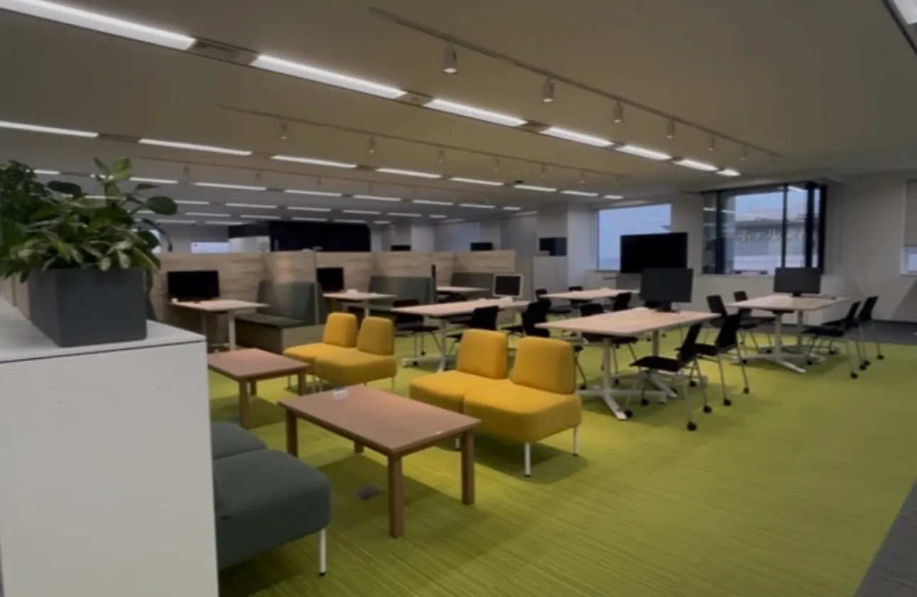 本社のオフィスはフリーアドレス。部署や役職を超えたコミュニケーションが自然に生まれ新しい発想や連携が促進されています。
