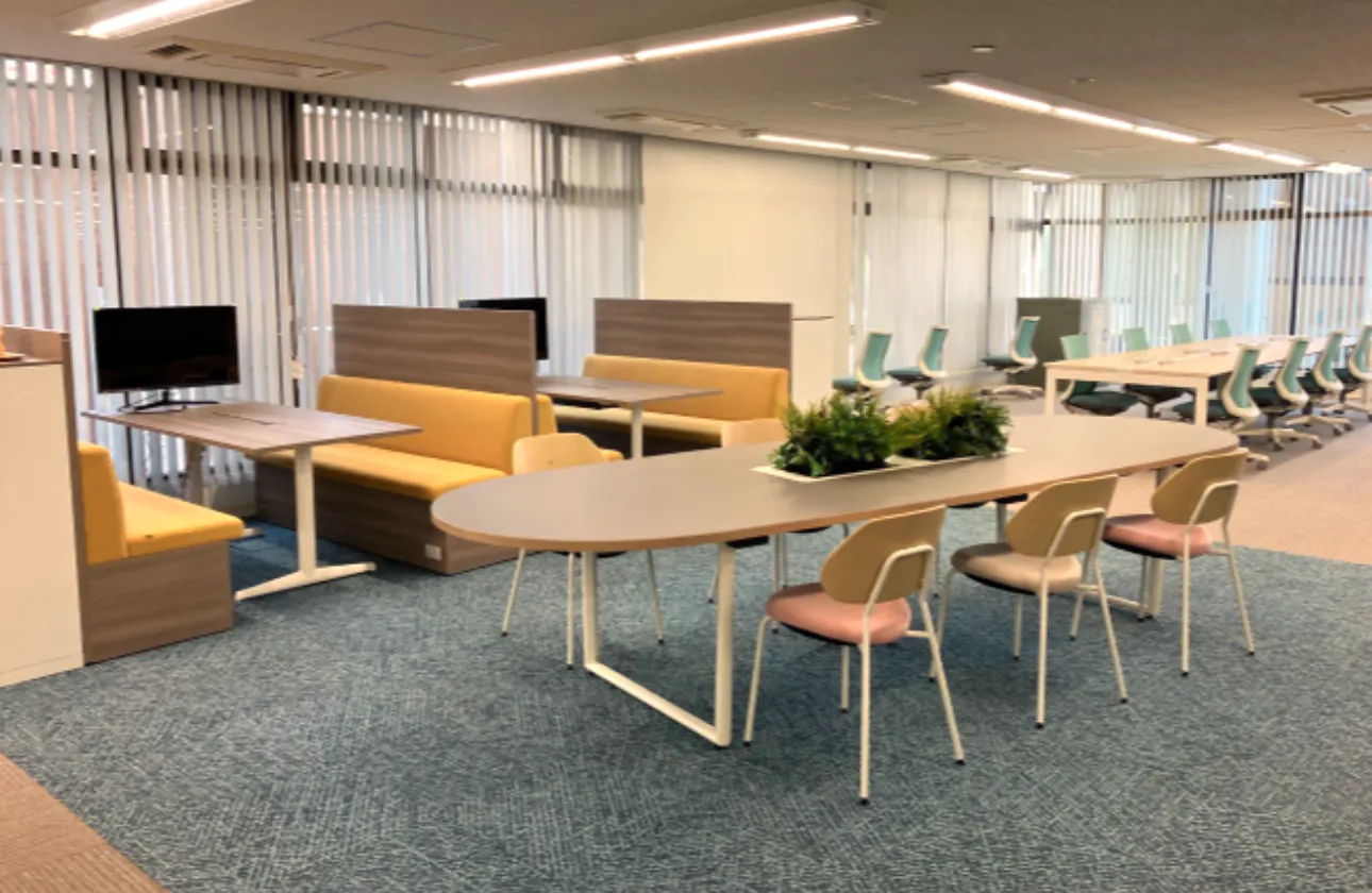事業・営業部門は固定席を廃止しフリーアドレスを導入しました。また、少人数での打ち合わせや個人作業ができるスペースも用意しています!