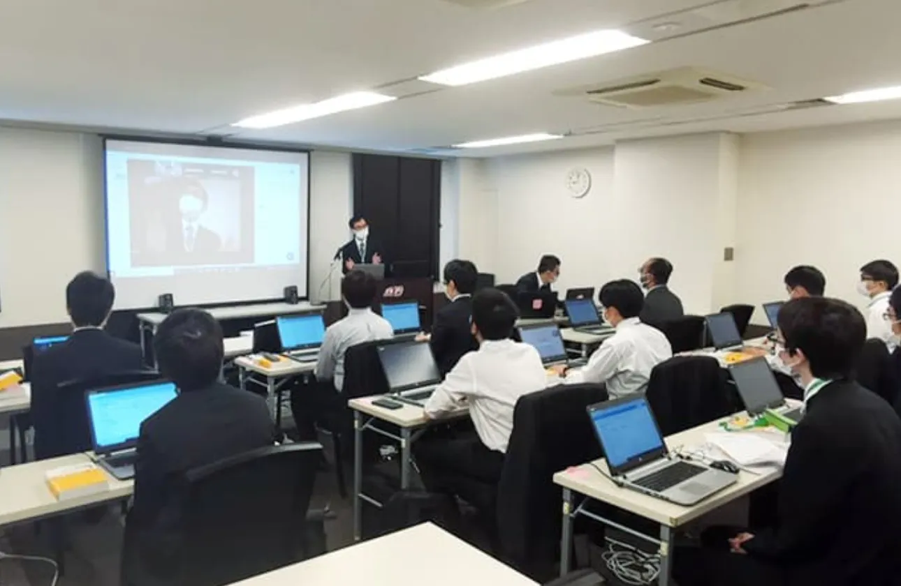 6ヶ月の新入社員研修で、スキルが身に着くまで教育!
