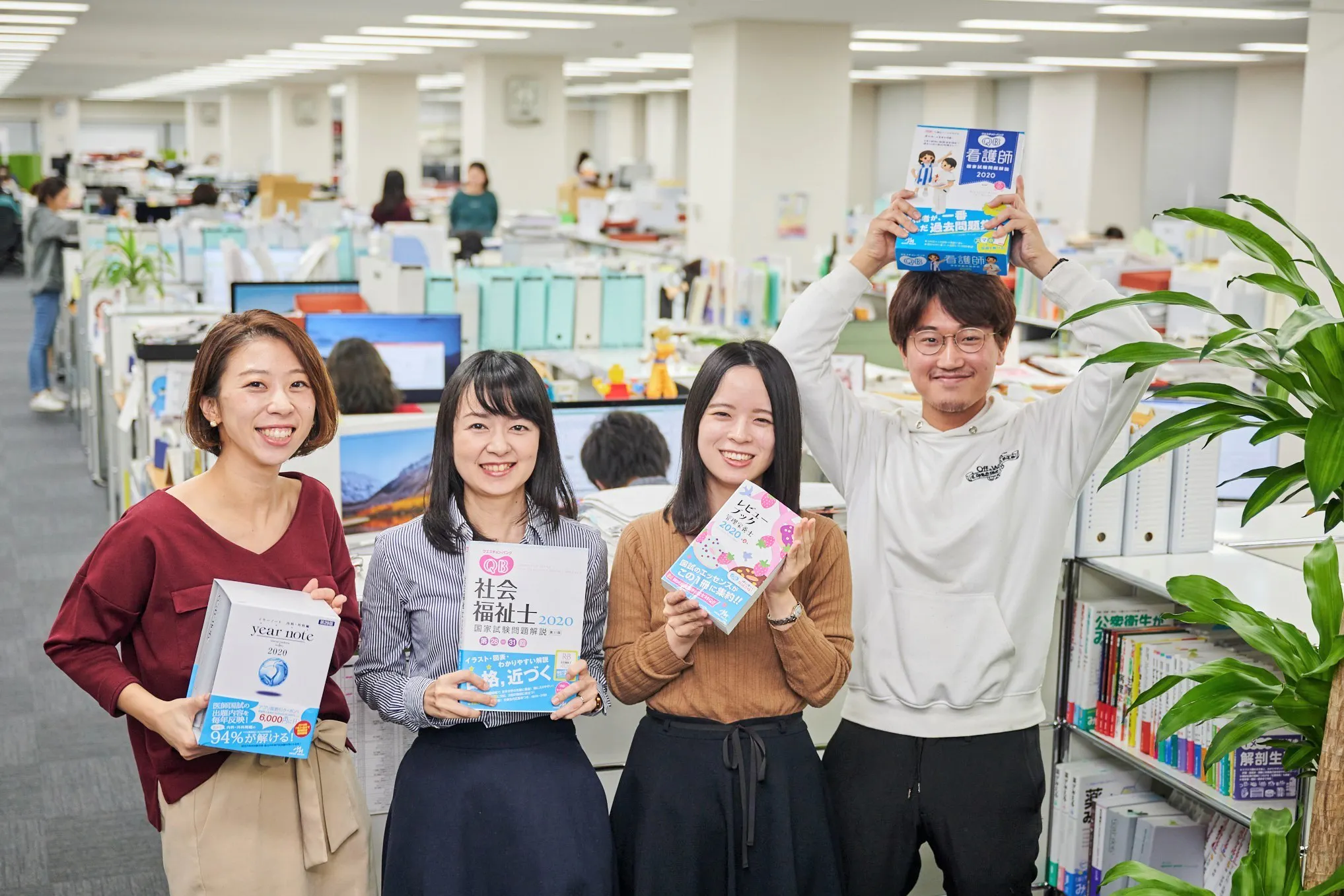男女比率はほぼ半々。文系・理系・医療系・美術系…多彩な人材が活躍しています!