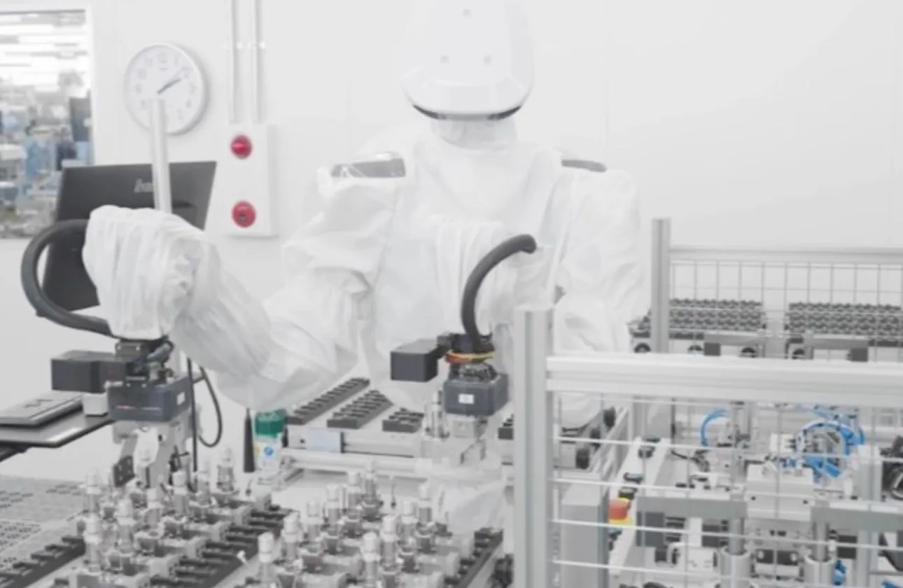 高い清浄度を誇るクリーンルームを、世界の工場に多数構えています。さらなる自動化や省人化など、常に新たな取り組みに挑戦しています。