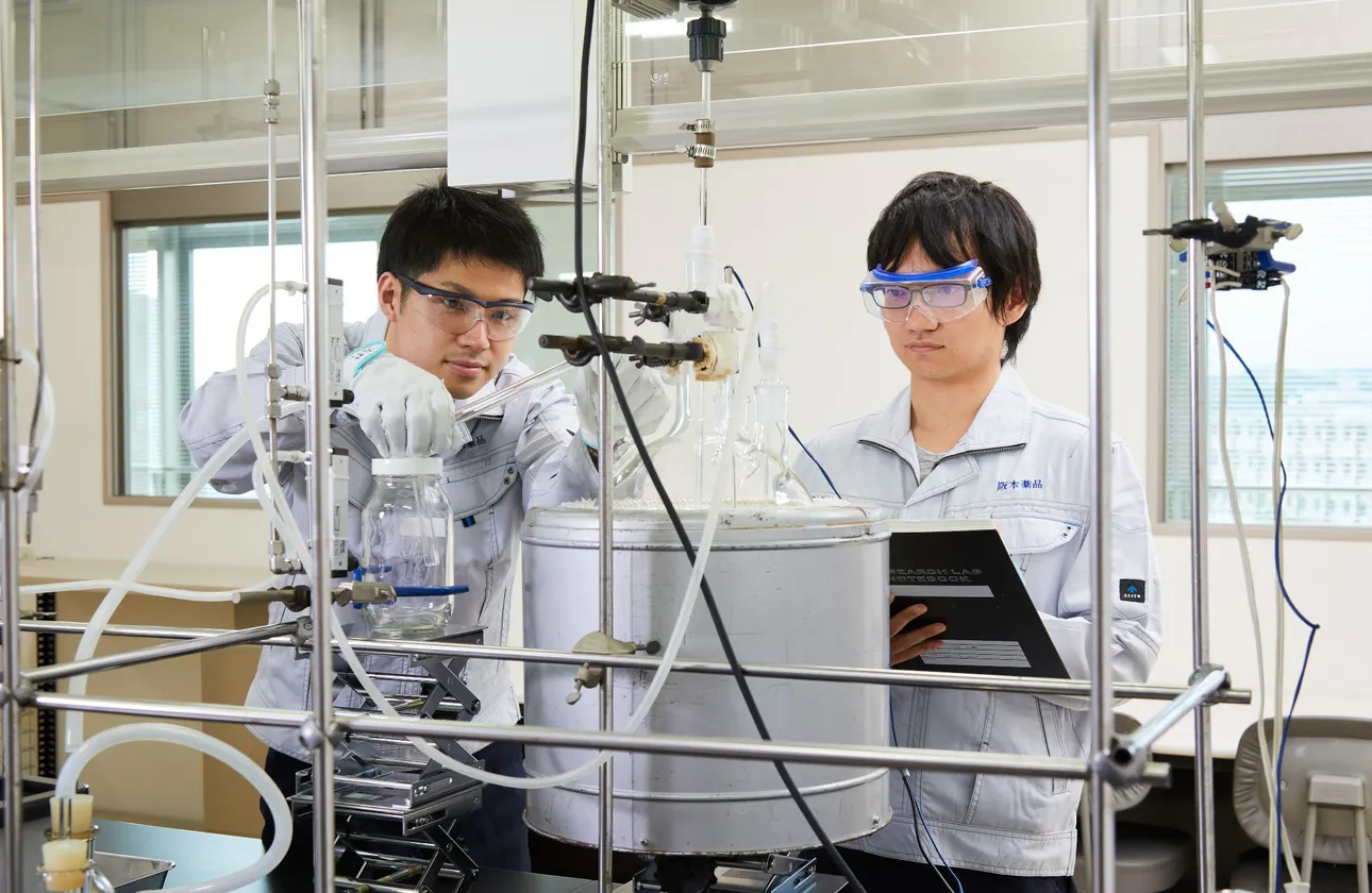 有機合成は当社の研究開発を支える基本技術。充実した研修やOJTを通じて技術を磨き、新たな機能性素材の創出に挑戦します。