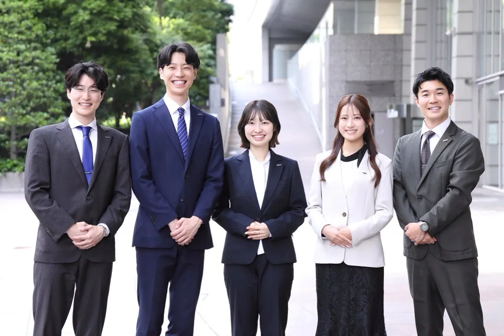 蝶理株式会社　新卒採用担当の（左から）宋・岡本・花島・岩田・岡山です。
今後の会社説明会や選考でお会いできることを楽しみにしています。