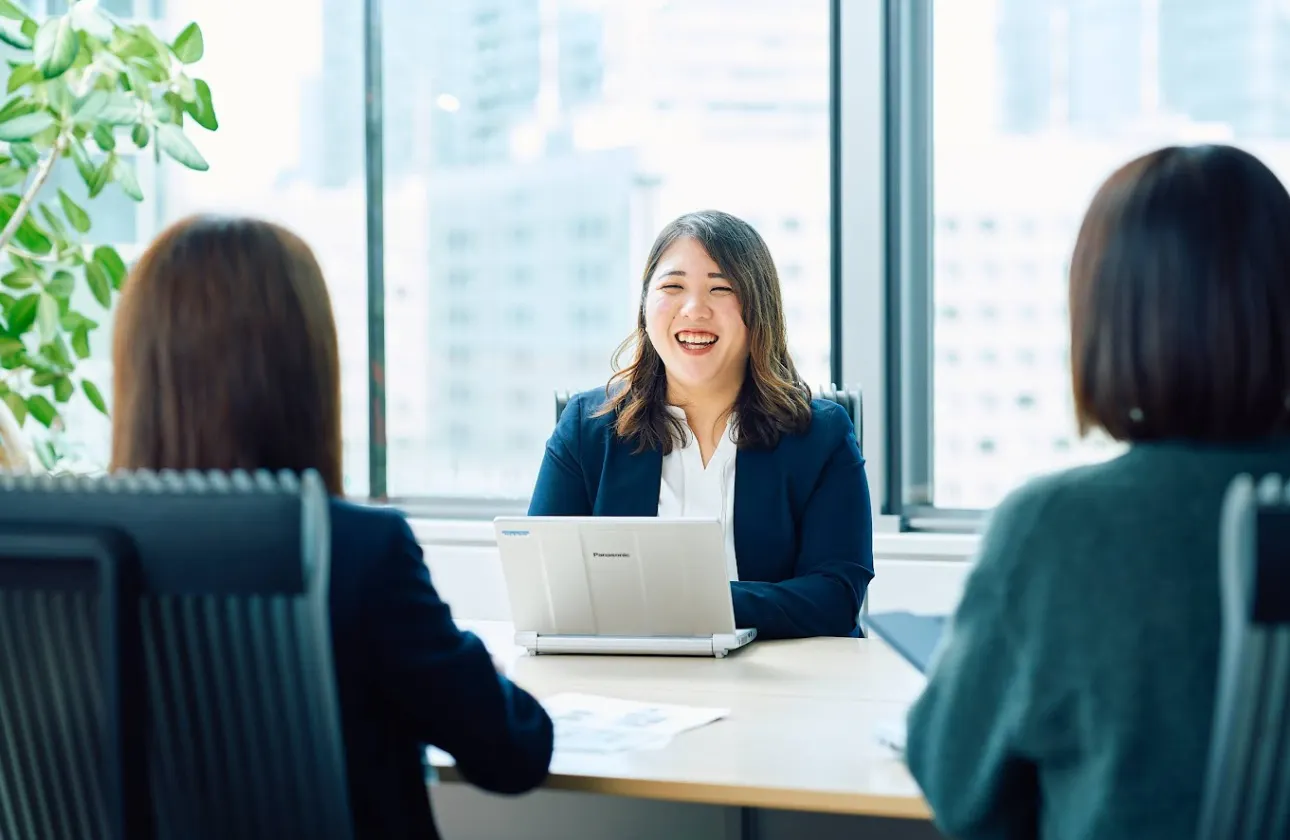 顧客の意思決定に伴走するプロジェクト体制と、4,000社超の圧倒的な事業基盤