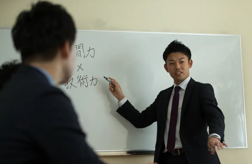 総合職は若手での役職抜擢があり、入社7年目で部長への抜擢実績もあります。
また、現在大阪支社長なども20代社員からの抜擢となっております。