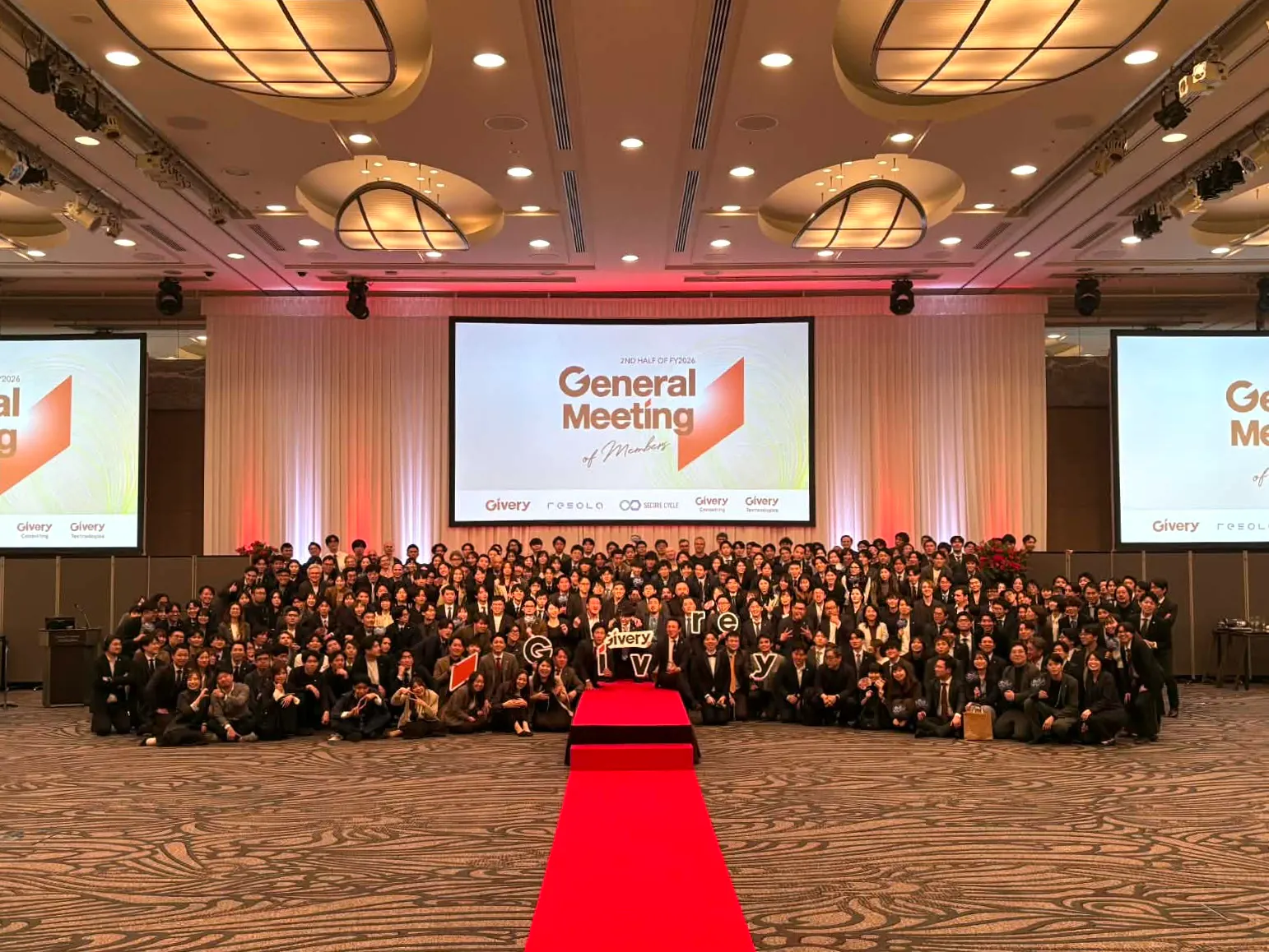 平均年齢約32歳。年齢にかかわらず若くから専門性を高め活躍する社員が多く在籍しています。