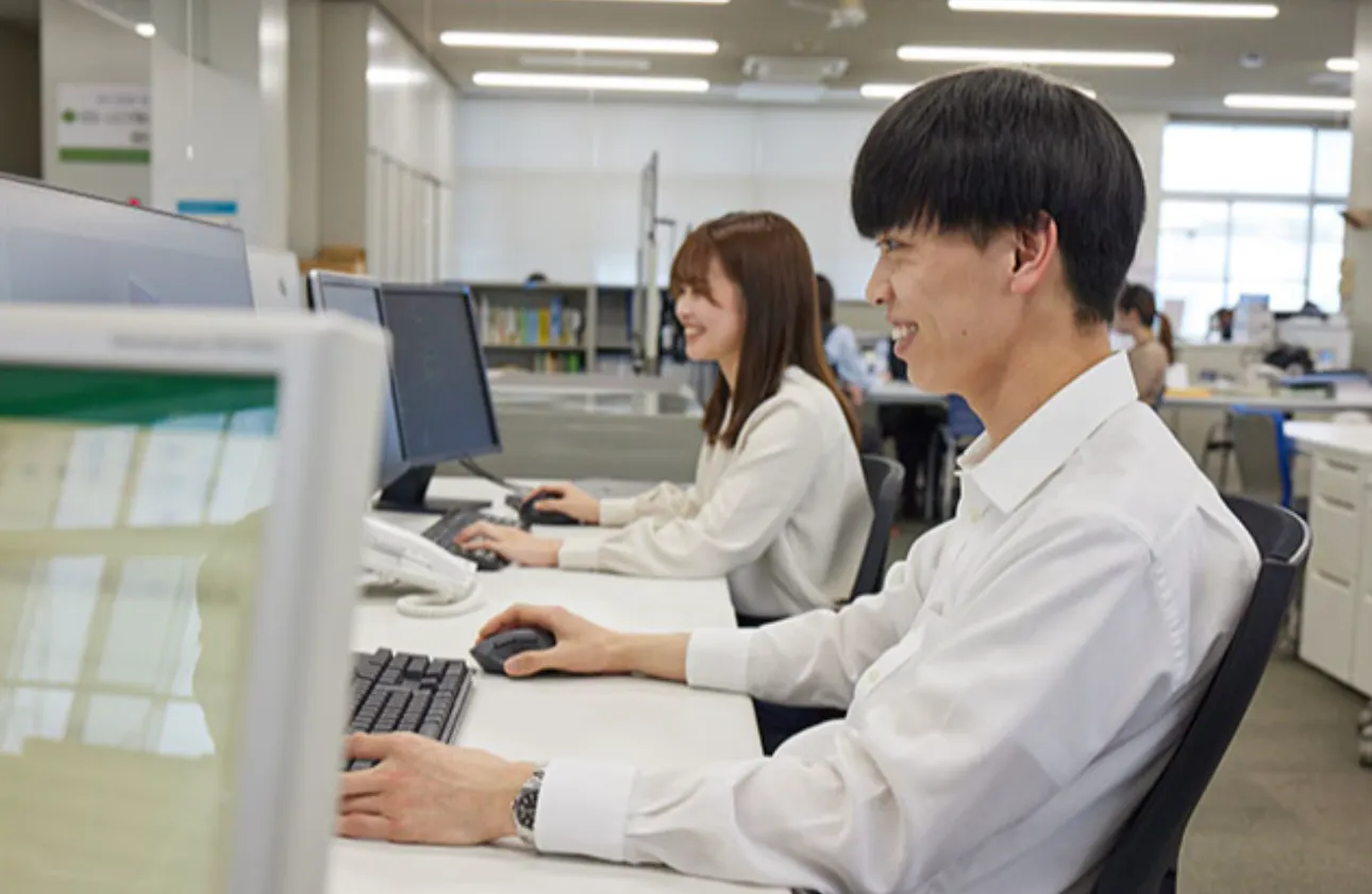 風通しの良い風土、若手がチャレンジできる環境があり、成長を感じながら前向きに働ける点が魅力です。