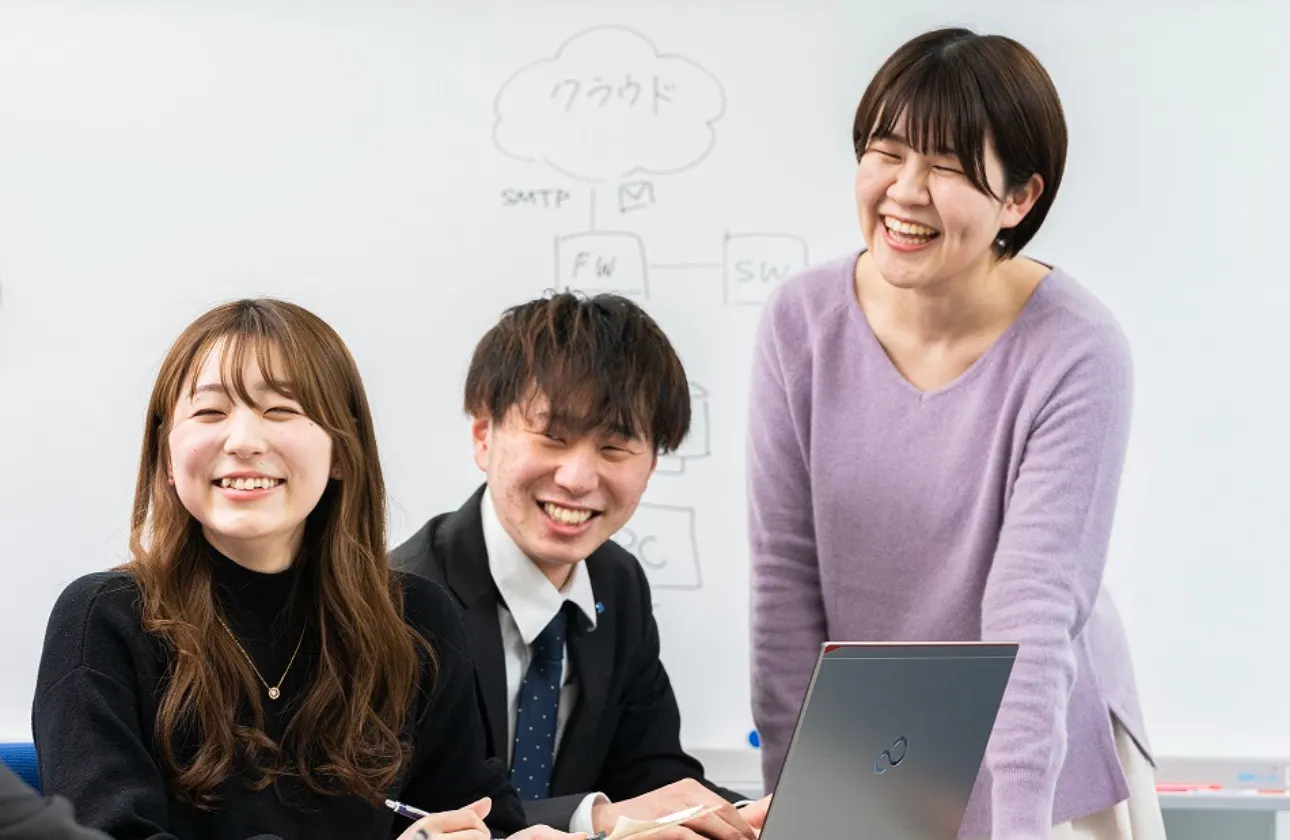 自社オフィスで上司や先輩社員と一緒に成長できます