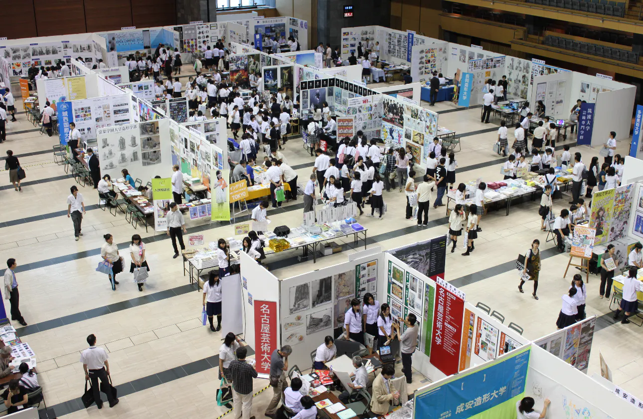 高校生⇔大学・短期大学・専門学校・企業をつなぐための進路説明会を企画から運営まで行っています。