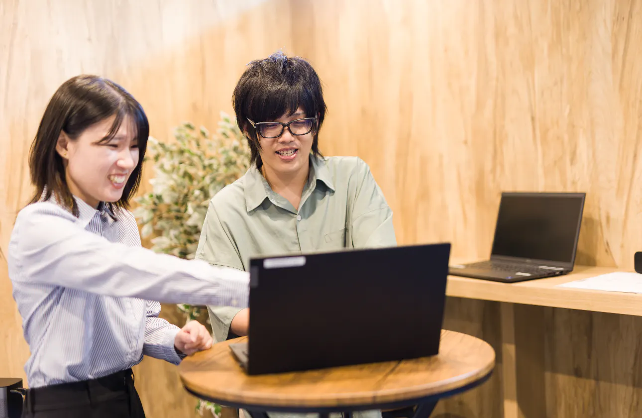 プロジェクトはチームで進めるのが基本スタイル。先輩と相談しながら進められるので、困ったときに一人で抱え込まない文化が根づいています。